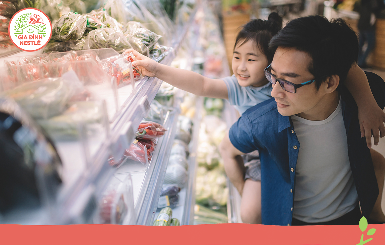 Cho trẻ cùng đi chợ là một mẹo chăm con hiệu quả, giúp trẻ hiểu thêm về các loại thực phẩm và tăng hứng thú với các món ăn.