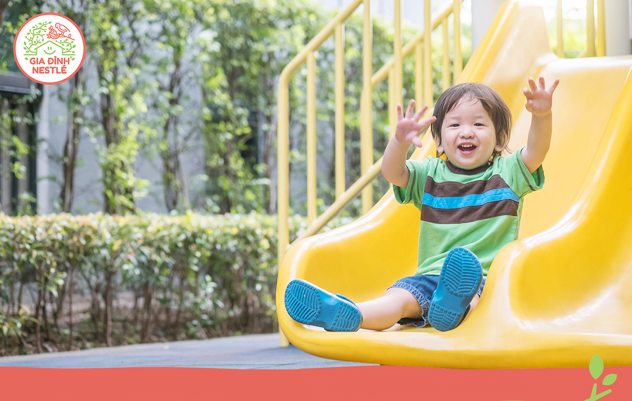 Ba mẹ nên thiết kế cho trẻ một lịch trình tham gia các môn thể thao, trò chơi vận động để con tiêu hao năng lượng và ăn ngon miệng hơn.