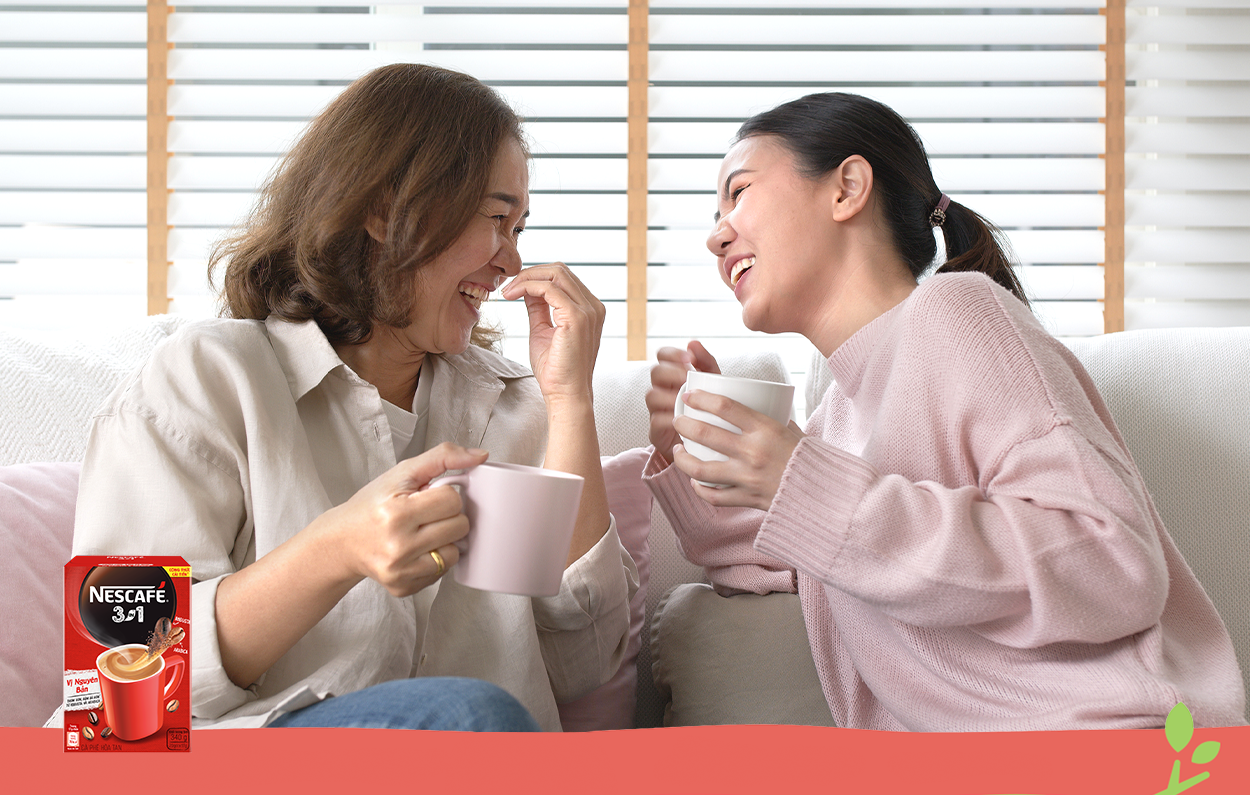 NESCAFÉ 3in1 Vị Nguyên Bản trọn vị ngon hài hòa từ sữa và cà phê hấp dẫn từ hạt Robusta, nay thơm nồng lôi cuốn hơn nhờ kết hợp hạt Arabica, làm cho buổi nói chuyện giữa hai mẹ con thêm đặc biệt và ấm áp