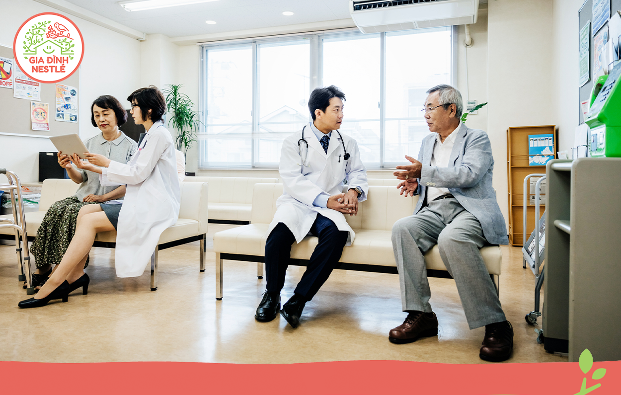 Đừng quên chú ý đến việc giúp ba mẹ thăm khám sức khỏe định kỳ để có thể phòng chống hoặc điều trị bệnh hiệu quả và kịp thời.