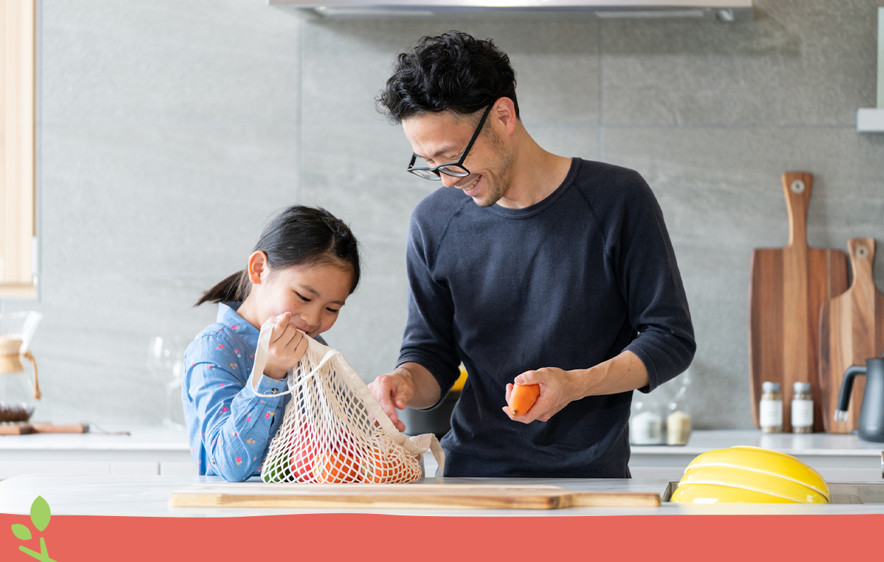 “Sống xanh” hơn với thói quen sử dụng túi vải thay thế khi đi chợ hoặc siêu thị để giảm thiểu lượng túi nylon thải ra ngoài môi trường.