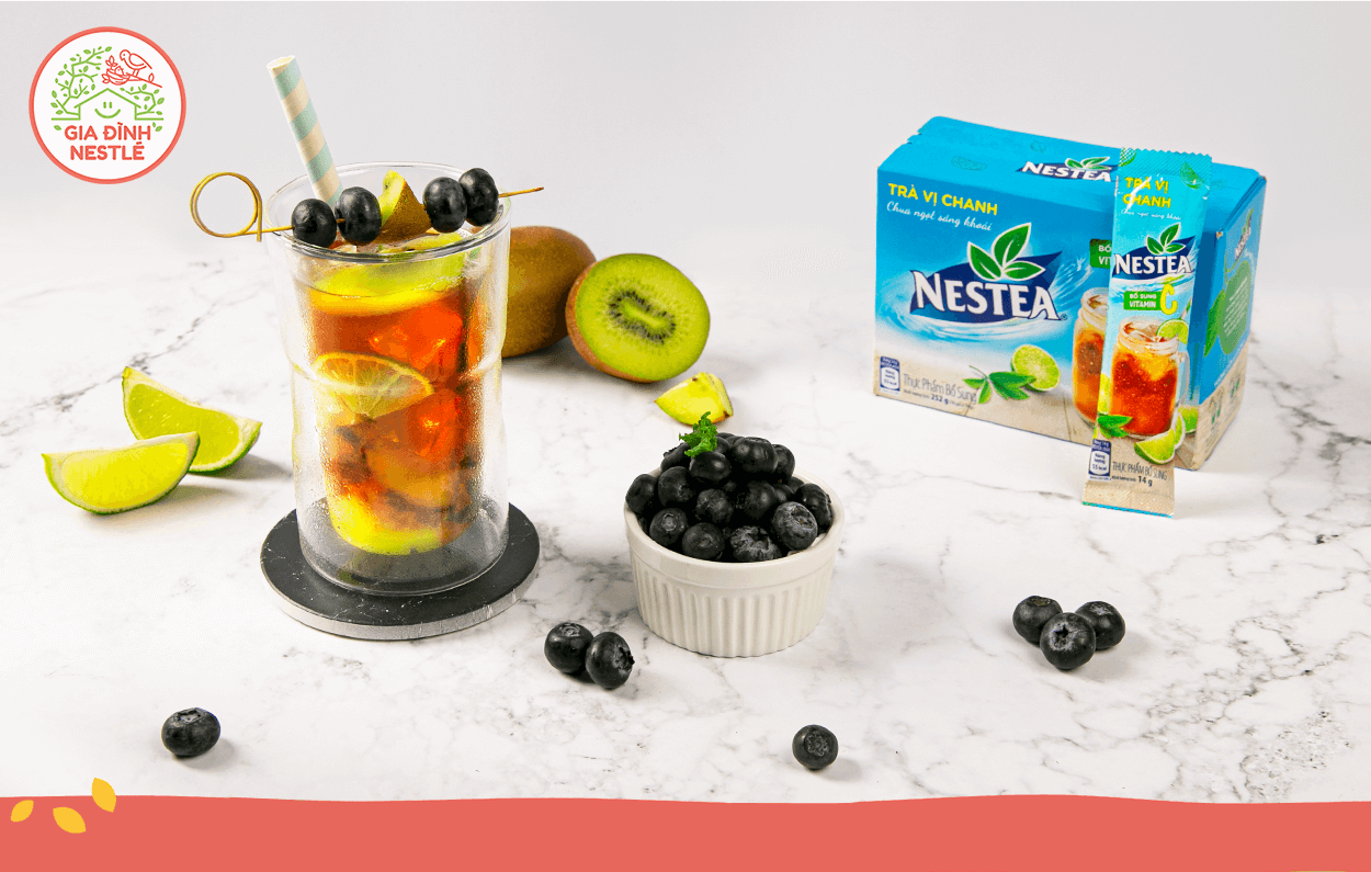 Dùng những chiếc tăm tạo thành các xiên việt quất tinh tế để trang trí ngay!