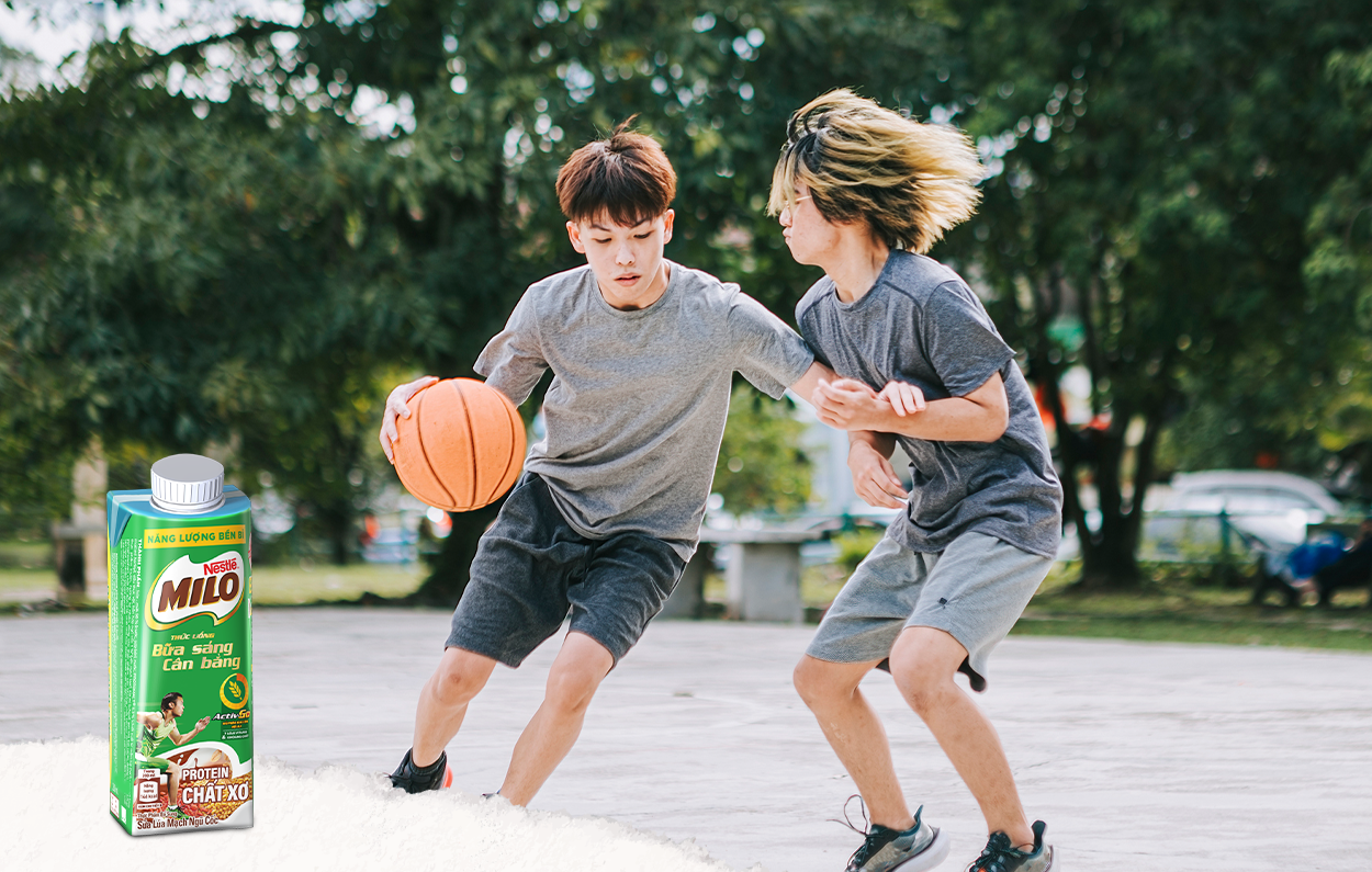Tái tạo năng lượng cho bé bằng cách chơi thể thao trong giờ giải lao với sữa Milo