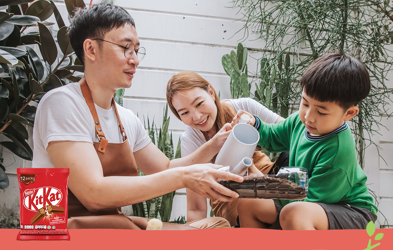 Tận dụng không gian để dạy con cách “xanh hoá” ngôi nhà qua việc trồng cây. Đừng quên nghỉ tay đôi chút và thưởng cho con KitKat vì ngày làm việc hăng say nhé!