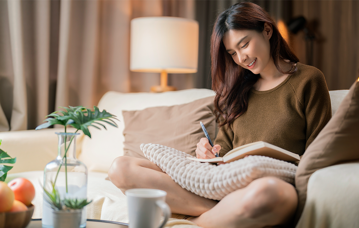 Viết nhật ký không chỉ giúp thư giãn đầu óc, mà còn là một hình thức để xác định rõ các yếu tố gây căng thẳng và cách bạn phản ứng. Từ đó tìm ra cách kiểm soát tốt các tác nhân đó.