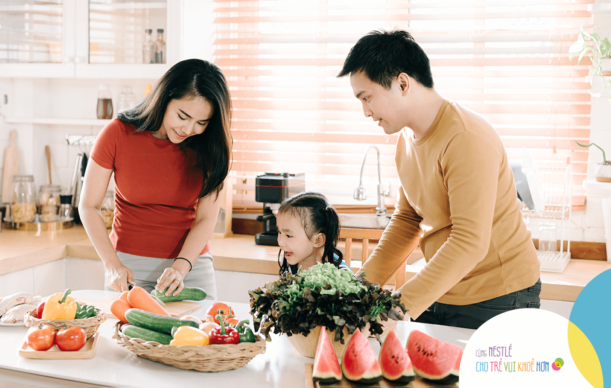 Cho con tham gia vào quá trình nấu nướng để tăng tương tác với các loại thực phẩm lành mạnh, giúp bé ăn rau củ quả nhiều hơn.