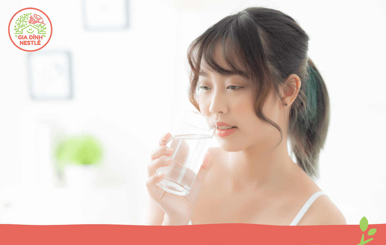 Uống nước trước khi dùng bữa mang lại nhiều lợi ích hơn bạn tưởng