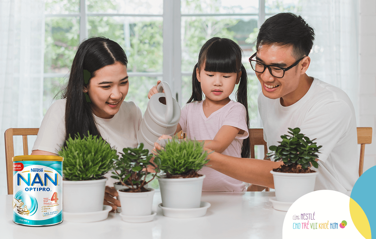 Tưới cây là một việc dạy cho con nhiều bài học bổ ích, nhưng phải bảo vệ con từ bên trong với NAN Optipro 4 đó ba mẹ ơi!