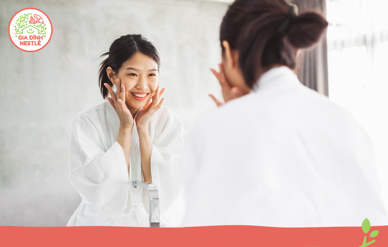 Chăm sóc làn da buổi sáng với việc rửa mặt bằng nước mát, nước ấm, sử dụng kem dưỡng ẩm và thoa kem chống nắng là các bước hoàn hảo để tăng cường năng lượng cho làn da và tinh thần của bạn.