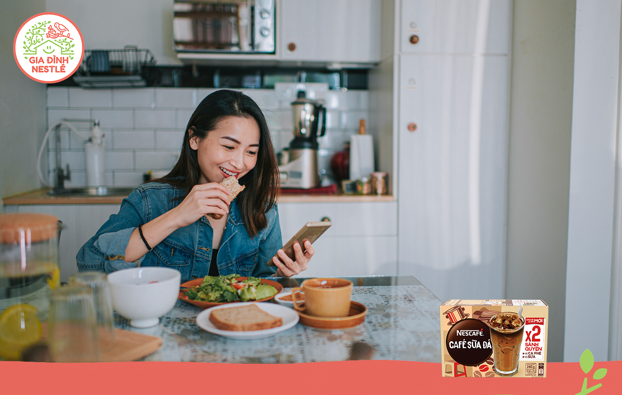 Vừa ăn sáng, vừa nhâm nhi NESCAFÉ Cà Phê Sữa Đá 3in1 là cách “sạc” năng lượng cho thể chất và tinh thần tuyệt vời!