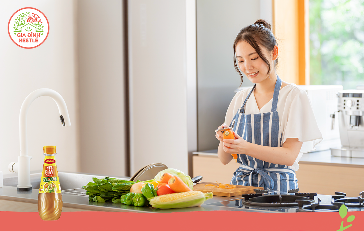 Khoảnh khắc bữa trưa cùng trợ thủ đắc lực Nước Gia Vị Cô Đặc MAGGI Mới là bài trị liệu tinh thần và thể chất tuyệt vời cho một cuộc sống lạc quan và vui khoẻ.