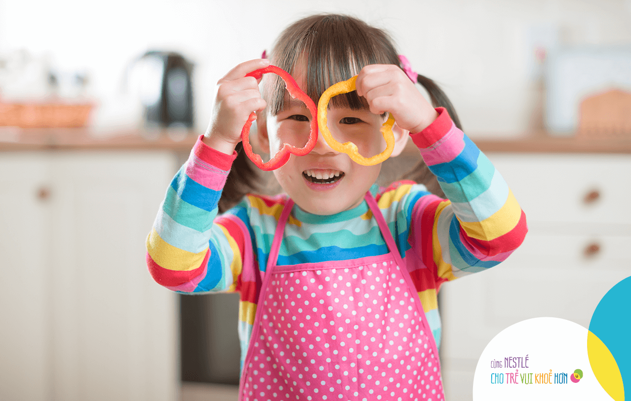 Mẹ đừng quá lo, bé chỉ đang sáng tạo bữa ăn gia đình thôi!