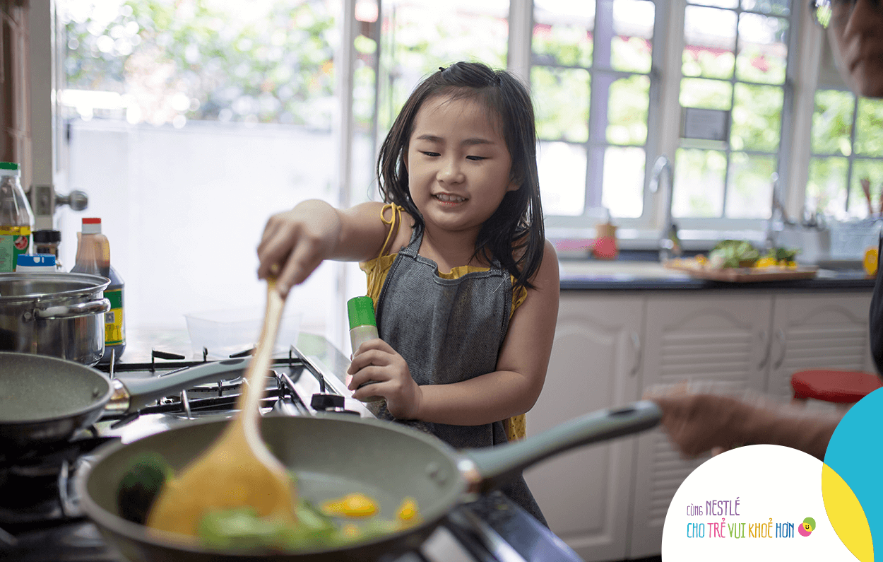 Mọi thứ con trải nghiệm khi nấu ăn cùng nhau đều góp phần hình thành kỹ năng sống