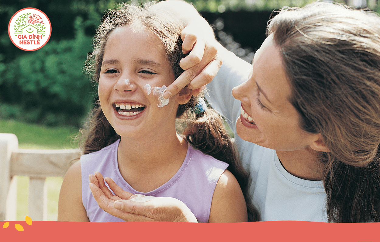 Đừng quên thói quen sinh hoạt tốt để có làn da đẹp bắt đầu bằng việc thoa kem chống nắng trước khi ra ngoài 30 phút và thoa lại sau mỗi 4 tiếng đấy!