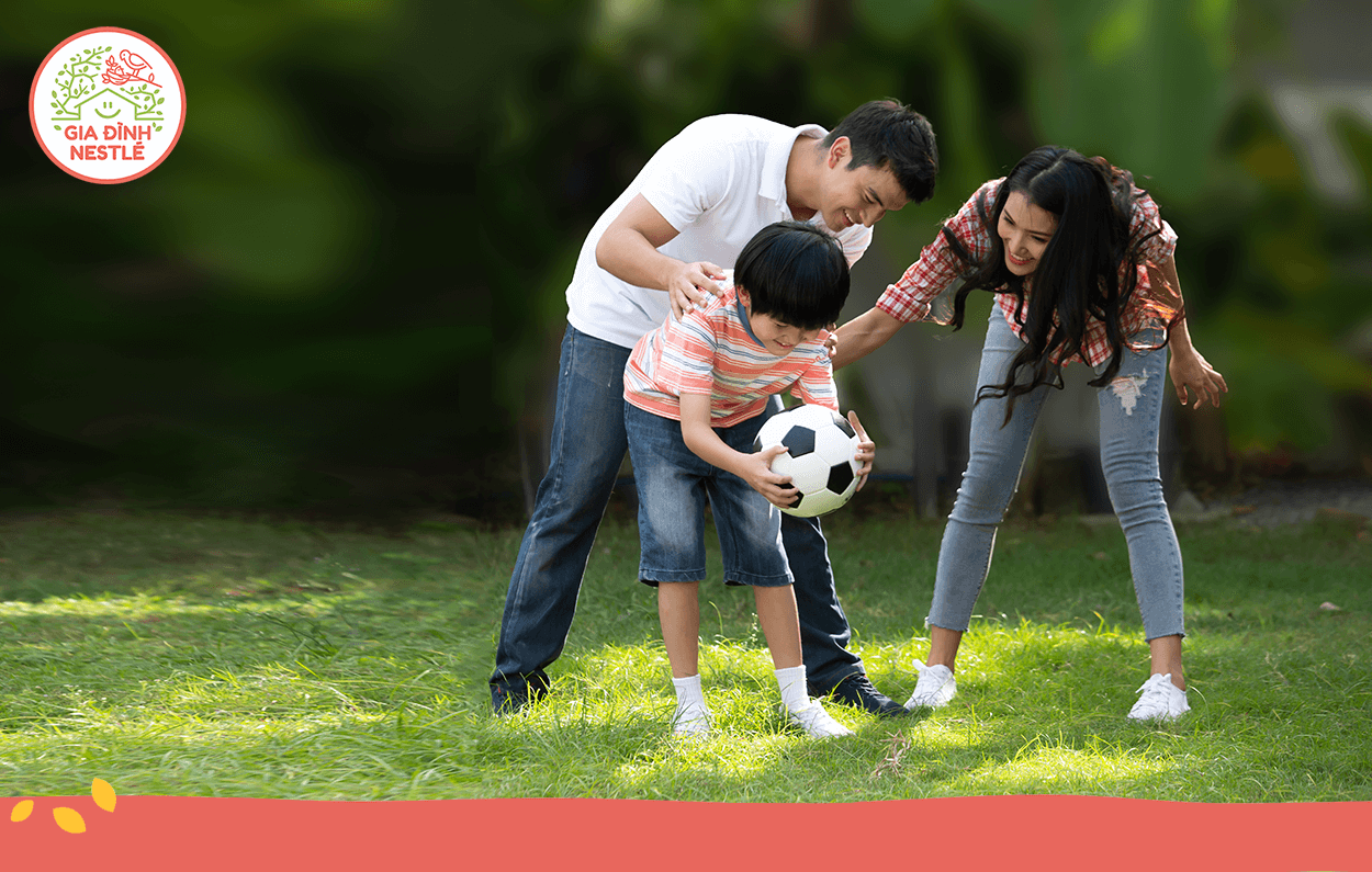 Dù thời tiết nắng nóng, hãy sắp xếp ra một thời gian mát mẻ trong ngày để luyện tập thể dục thể thao cùng gia đình nhé!