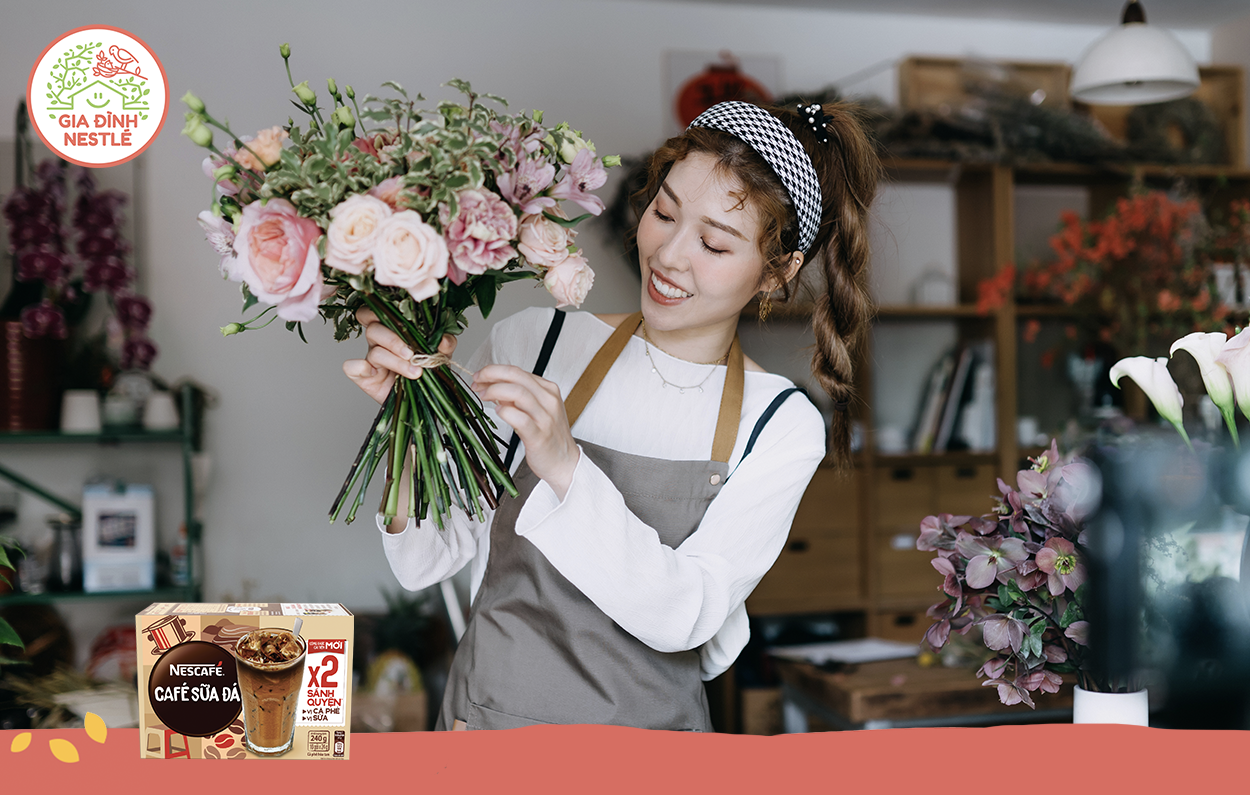 Ngày mưa ở nhà chán quá thì làm gì? – “Triển” ngay combo thư giãn - cắm hoa và thưởng thức NESCAFÉ Café Sữa Đá X2 Sánh Quyện ngay thôi nào!