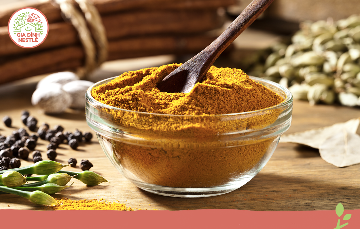 Bột cà ri không những là một loại gia vị kích thích vị giác, mà còn mang lại công dụng phòng cảm mạo – thích hợp bổ sung vào khẩu phần dinh dưỡng cho gia đình khi trời trở lạnh hoặc diễn biến thất thường.