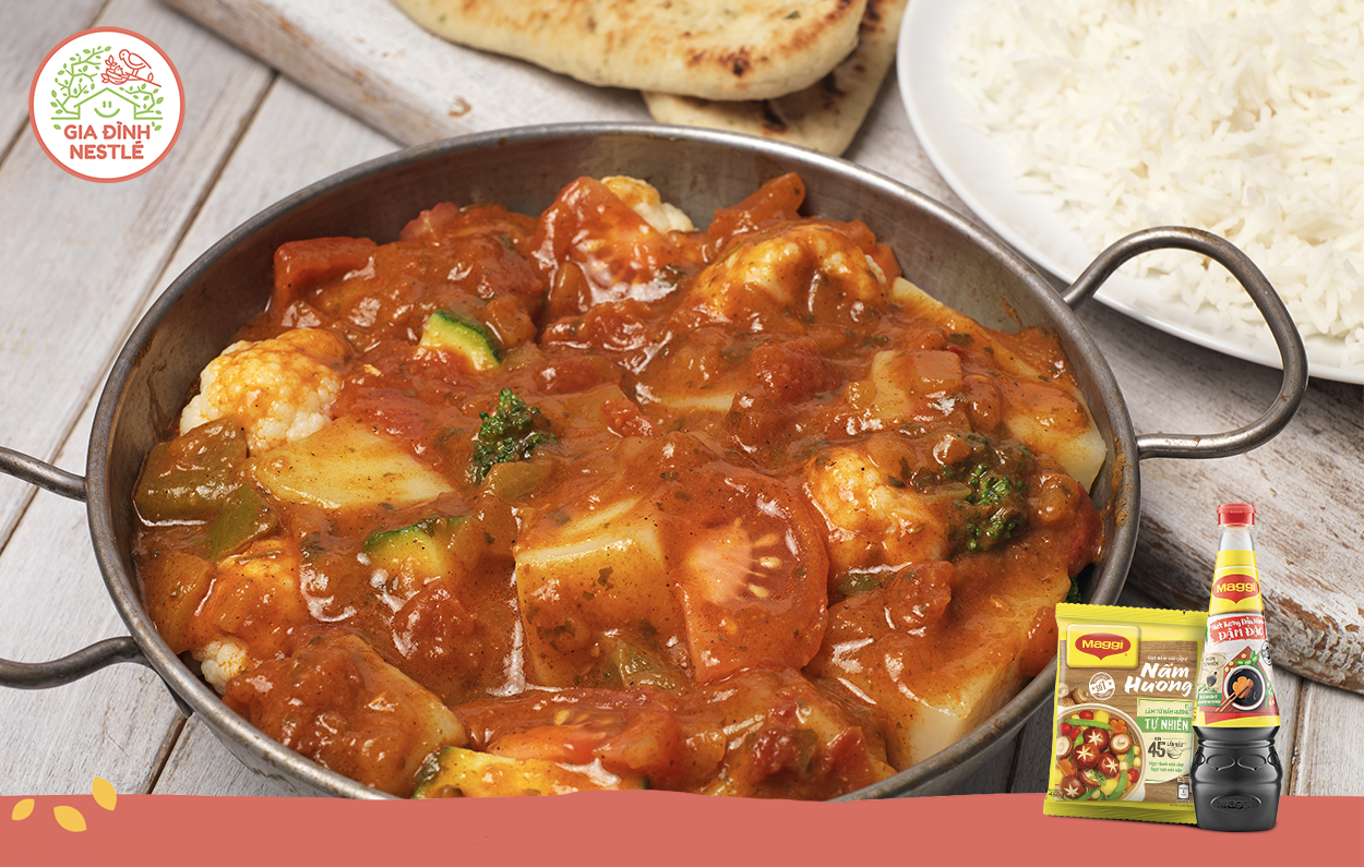 Nêm nếm món ăn trở nên giản đơn mà còn tốt cho sức khỏe với bộ đôi hạt nêm MAGGI nấm hương và nước tương MAGGI. Vào bếp thực hiện món ngon – lành mùa mưa Cà ri rau củ thuần chay ngay nào!